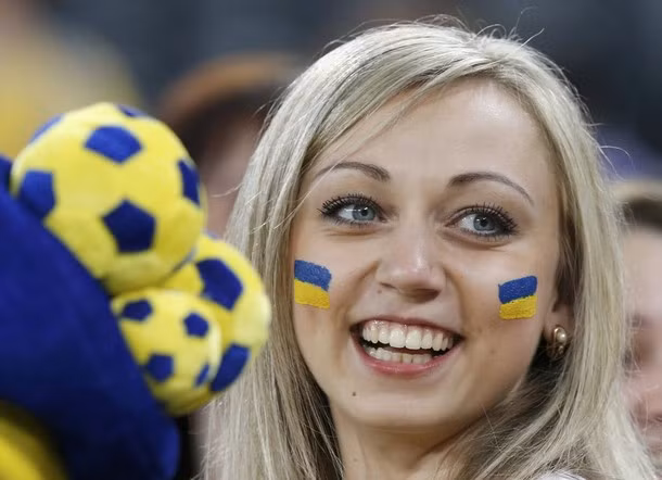 Phụ nữ Ukraine được xem là đẹp bậc nhất Châu Âu, và đây là minh chứng với những gì họ hiện trên khuôn hình ở EURO 2012. Phụ nữ Ukraine được xem là đẹp bậc nhất Châu Âu, và đây là minh chứng với những gì họ hiện trên khuôn hình ở EURO 2012.