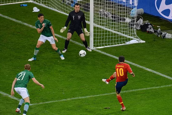Vào sân thay Torres, Fabregas cũng để lại dấu ấn với bàn ấn định tỉ số 4-0 cho Tây Ban Nha.