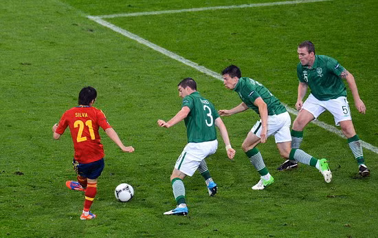 David Silva nhân đôi cách biệt cho các nhà ĐKVĐ với pha xử lý rất kỹ thuật.
