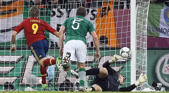 Torres hoàn tất cú đúp cho riêng mình.