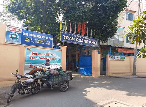 Hiệu trưởng Trường Trần Quang Khải nói giáo viên không có dạy thêm ở nhà (ảnh: P.L)