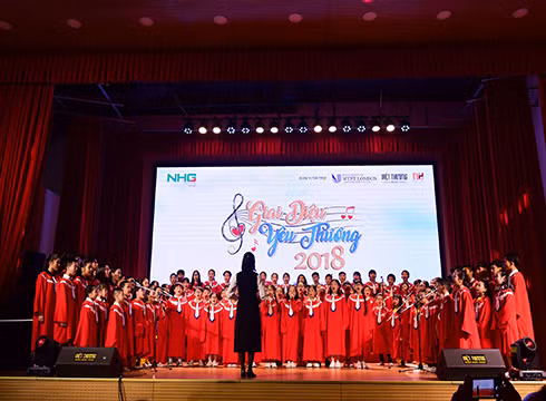 Dàn hợp xướng khối K-12 thuộc hệ thống NHG trình diễn tại chương trình Giai điệu yêu thương 2018 (ảnh: NHG)