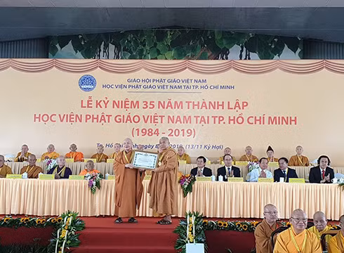 Hòa thượng Chủ tịch Hội đồng trị sự (trái) trao bằng tuyên dương công đức cho lãnh đạo Học viện (ảnh: P.L)