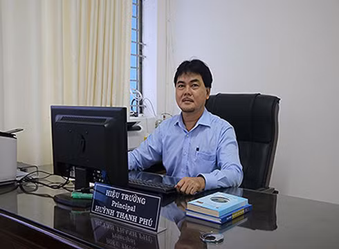 Hiệu trưởng Trường trung học phổ thông Nguyễn Du, quận 10 - ông Huỳnh Thanh Phú (ảnh: CTV) Hiệu trưởng Trường trung học phổ thông Nguyễn Du, quận 10 - ông Huỳnh Thanh Phú (ảnh: CTV)