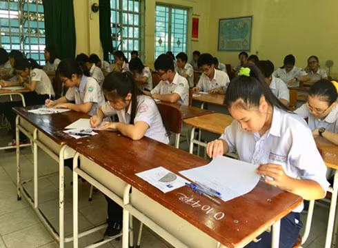 Học sinh dự thi vào lớp 10 trường trung học phổ thông chuyên Hùng Vương (ảnh: Báo Bình Dương) Học sinh dự thi vào lớp 10 trường trung học phổ thông chuyên Hùng Vương (ảnh: Báo Bình Dương)