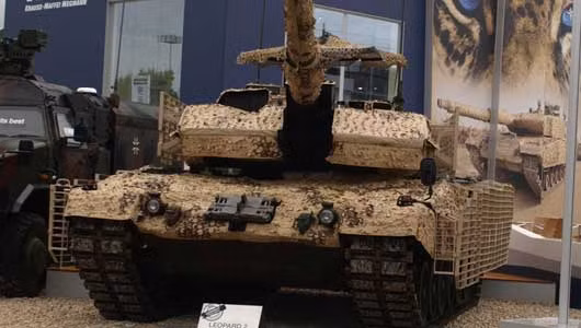 Ngoài các loại xe ô tô bọc thép, bọc thép chở quân, kháng mìn, triển lãm Eurosatory còn có sự góp mặt của những “quái vật thép” – xe tăng tới từ nhiều hãng danh tiếng. Trong ảnh, xe tăng chiến đấu chủ lực Leopard 2A6M của Hãng Krauss – Maffei Wegmann (Đức). Ngoài các loại xe ô tô bọc thép, bọc thép chở quân, kháng mìn, triển lãm Eurosatory còn có sự góp mặt của những “quái vật thép” – xe tăng tới từ nhiều hãng danh tiếng. Trong ảnh, xe tăng chiến đấu chủ lực Leopard 2A6M của Hãng Krauss – Maffei Wegmann (Đức).