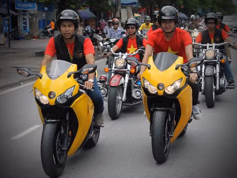 Cặp đôi Honda CBR1000RR màu vàng nổi bật nhất đoàn. Cặp đôi Honda CBR1000RR màu vàng nổi bật nhất đoàn.
