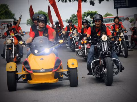 Chắc hẳn những người tham gia lễ hội Hoa phượng đỏ tại thành phố Hải Phòng đều bị choáng ngợp bởi sự góp mặt của đoàn xe phân khối lớn thuộc câu lạc bộ mô tô thành phố Hải Phòng tham gia diễu hành chào mừng lễ hội Hoa phượng đỏ diễn ra lần đầu tiên vào cuối tuần qua. Đây là hình ảnh chiếc Can-Am sánh đôi cùng Harley Davidson Cross Bone. Chắc hẳn những người tham gia lễ hội Hoa phượng đỏ tại thành phố Hải Phòng đều bị choáng ngợp bởi sự góp mặt của đoàn xe phân khối lớn thuộc câu lạc bộ mô tô thành phố Hải Phòng tham gia diễu hành chào mừng lễ hội Hoa phượng đỏ diễn ra lần đầu tiên vào cuối tuần qua. Đây là hình ảnh chiếc Can-Am sánh đôi cùng Harley Davidson Cross Bone.