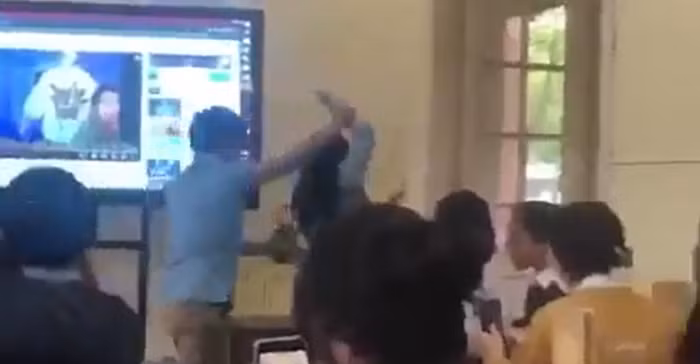 Cô Hồ Thị Tâm bị đồng nghiệp "khóa tay", đẩy ra khỏi lớp học trước sự chứng kiến của nhiều học sinh lớp 10. Ảnh cắt từ clip.