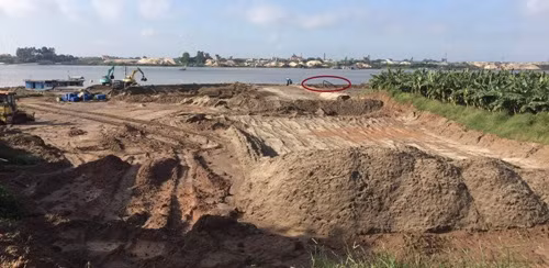 Hình ảnh ghi lại vào ngày 12/10 khi Công ty TNHH Sáu Hằng đang khai thác cát trái phép trực tiếp bằng "vòi rồng". Ảnh: Phan Thiên Hình ảnh ghi lại vào ngày 12/10 khi Công ty TNHH Sáu Hằng đang khai thác cát trái phép trực tiếp bằng "vòi rồng". Ảnh: Phan Thiên