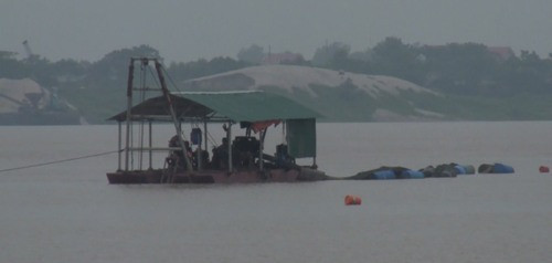 Tình trạng khai thác cát trái phép vẫn diễn ra tại địa phận Khoái Châu với cách thức hút trực tiếp cát lên các bãi mang danh nghĩa bãi tập kết vật liệu xây dựng. Ảnh: Phan Thiên Tình trạng khai thác cát trái phép vẫn diễn ra tại địa phận Khoái Châu với cách thức hút trực tiếp cát lên các bãi mang danh nghĩa bãi tập kết vật liệu xây dựng. Ảnh: Phan Thiên