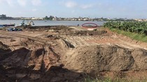 Tình trạng "vòi rồng" vẫn thoải mái hút cát trái phép trực tiếp từ lòng sông lên các bãi...Ảnh: Phan Thiên Tình trạng "vòi rồng" vẫn thoải mái hút cát trái phép trực tiếp từ lòng sông lên các bãi...Ảnh: Phan Thiên