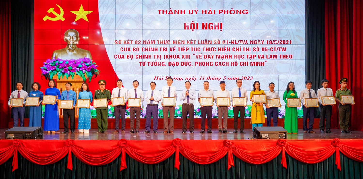 Lãnh đạo thành phố Hải Phòng trao bằng khen tặng các tập thể, cá nhân có thành tích xuất sắc trong “Học tập và làm theo tư tưởng, đạo đức, phong cách Hồ Chí Minh” năm 2022. (Ảnh: ĐT) Lãnh đạo thành phố Hải Phòng trao bằng khen tặng các tập thể, cá nhân có thành tích xuất sắc trong “Học tập và làm theo tư tưởng, đạo đức, phong cách Hồ Chí Minh” năm 2022. (Ảnh: ĐT)