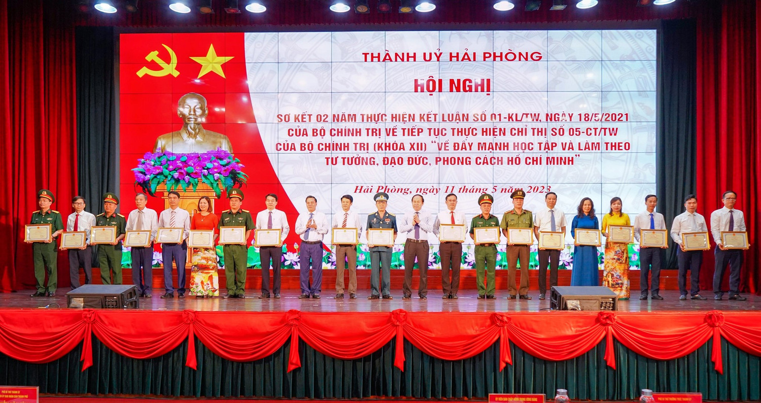 Lãnh đạo thành phố Hải Phòng trao bằng khen tặng các tập thể, cá nhân có thành tích xuất sắc trong “Học tập và làm theo tư tưởng, đạo đức, phong cách Hồ Chí Minh” năm 2022. (Ảnh: ĐT)