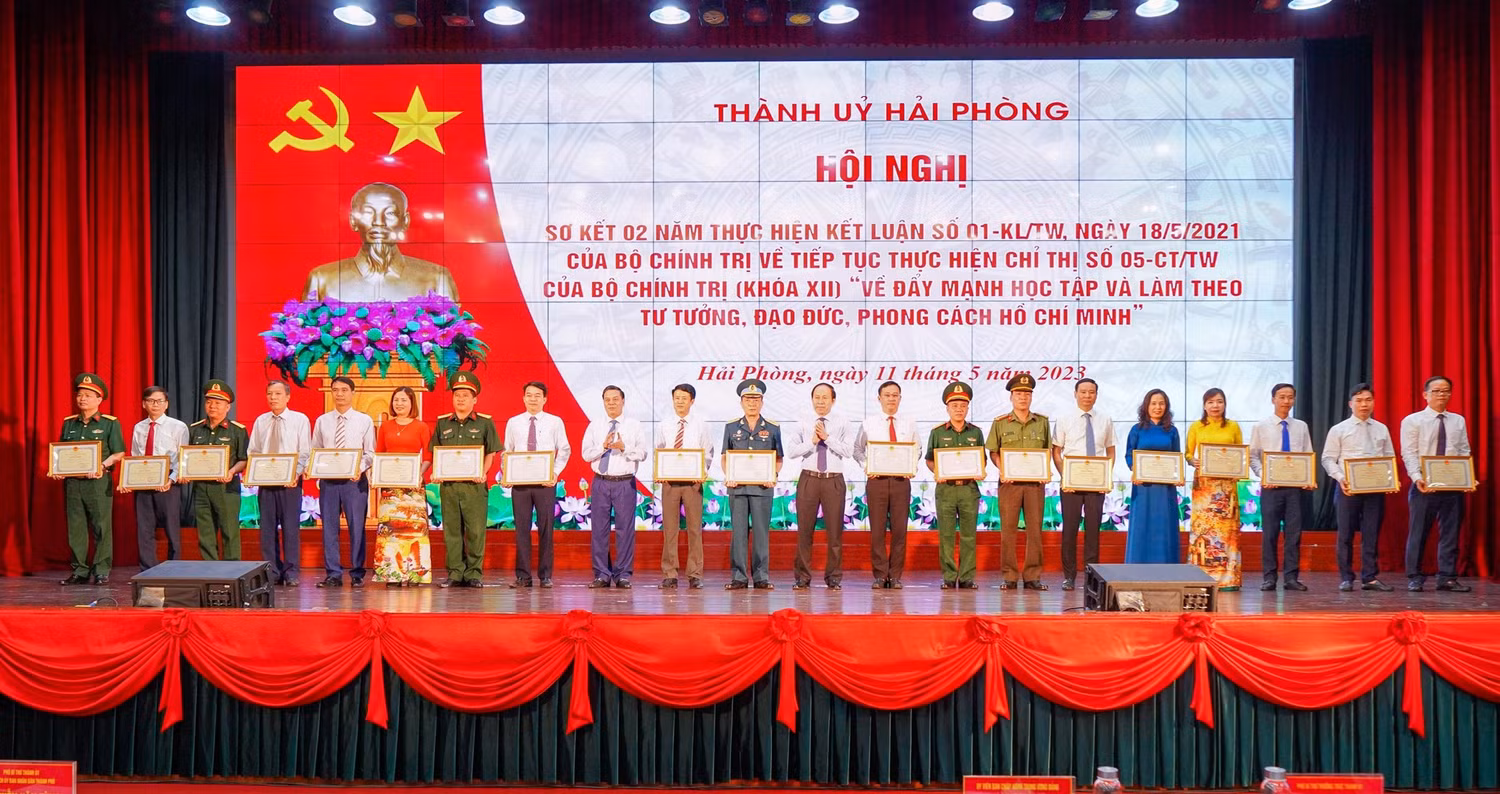 Lãnh đạo thành phố Hải Phòng trao bằng khen tặng các tập thể, cá nhân có thành tích xuất sắc trong “Học tập và làm theo tư tưởng, đạo đức, phong cách Hồ Chí Minh” năm 2022. (Ảnh: ĐT)