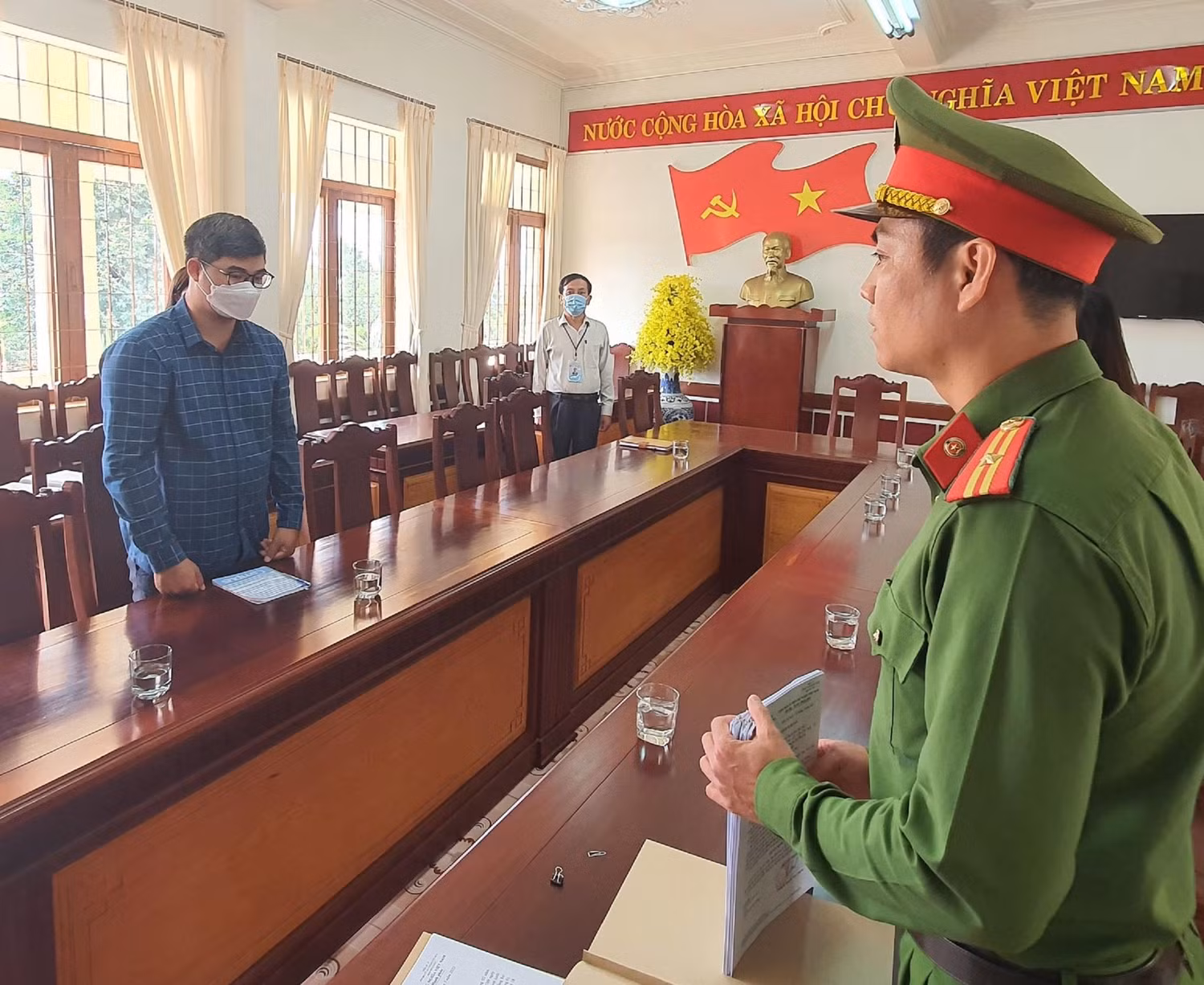Cơ quan công an tống đạt quyết định khởi tố bị can đối với Trần Văn Khương - Kế toán trưởng Trường Cao đẳng Sư phạm Đắk Lắk. Ảnh: MT