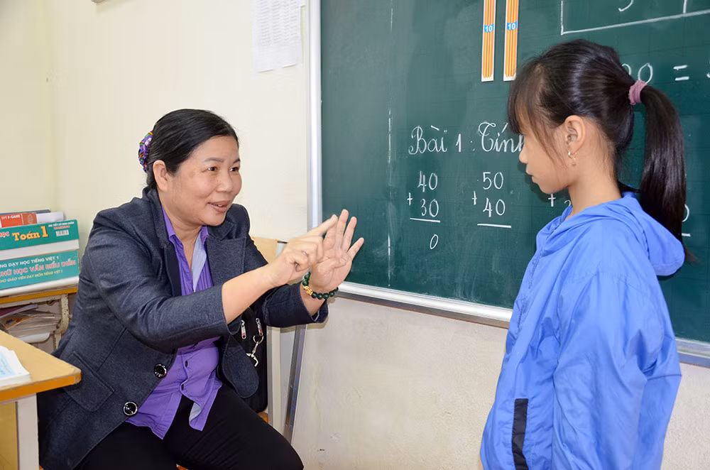 Cô giáo Hoàng Thị Yên đang dạy em Bảo Hân học Toán (Ảnh: Lan Anh) Cô giáo Hoàng Thị Yên đang dạy em Bảo Hân học Toán (Ảnh: Lan Anh)