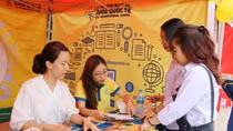 Học sinh Bình Thuận hào hứng với chương trình “Cùng bạn chọn nghề cho tương lai” ảnh 2