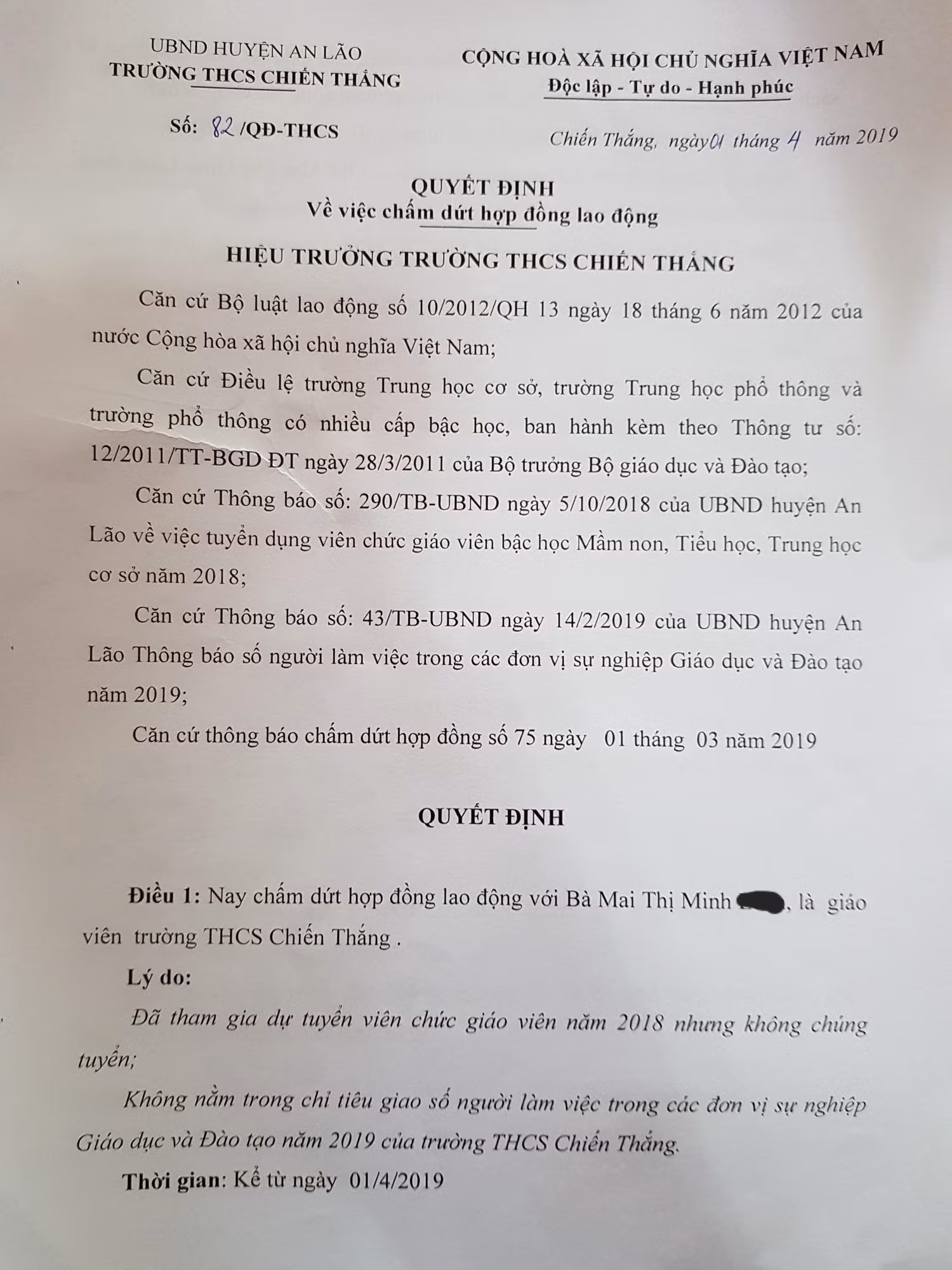 Quyết định chấm dứt hợp đồng của Trường Trung học cơ sở Chiến Thắng đối với cô giáo L. (Ảnh: Lã Tiến)