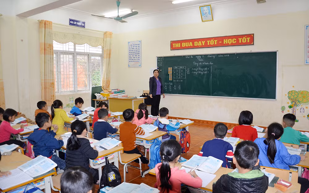 Mặc dù sắp nghỉ hưu nhưng cô giáo Hoàng Thị Yên luôn tâm huyết với nghề (Ảnh: Lan Anh) Mặc dù sắp nghỉ hưu nhưng cô giáo Hoàng Thị Yên luôn tâm huyết với nghề (Ảnh: Lan Anh)