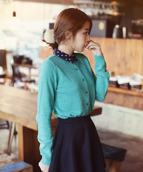 Áo len cổ sơ mi màu bạc hà trẻ trung và nhẹ nhàng