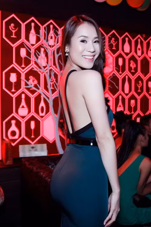 Kiểu tạo dáng cong cong chữ S khoe ra vòng 3 căng tròn khi mặc váy bó là chiêu tạo dáng quen thuộc của Thái Hà trước ống kính Kiểu tạo dáng cong cong chữ S khoe ra vòng 3 căng tròn khi mặc váy bó là chiêu tạo dáng quen thuộc của Thái Hà trước ống kính