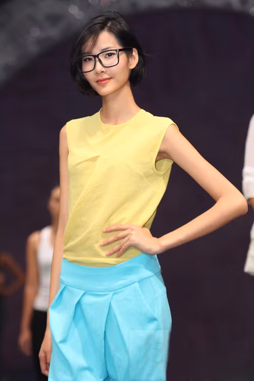 Cô mix đồ luôn theo đúng nguyên tắc, không lộn xộn nhưng vẫn có sự phá cách và mang đậm cá tính trẻ trung của bản thân.