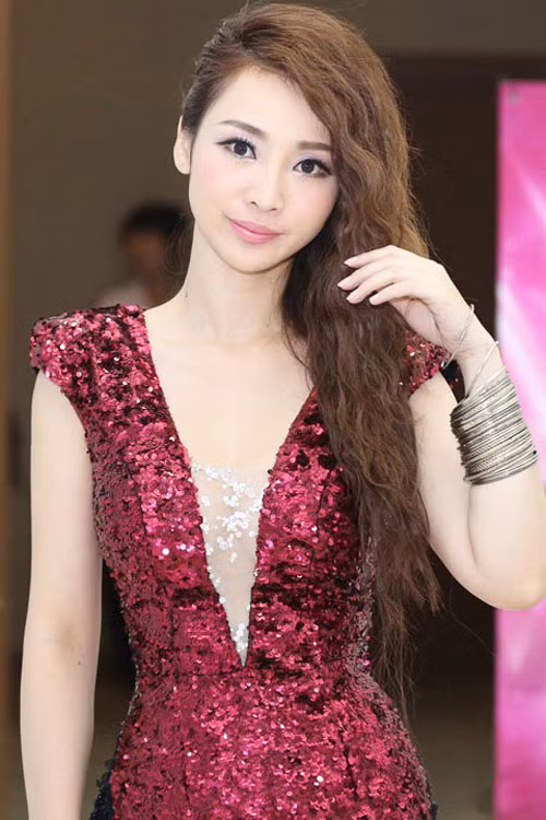 Liễu Nham óng ánh sắc sequin. Cô đẹp và nổi bật hơn nhờ hạn chế o ép ngực khủng trước ống kính