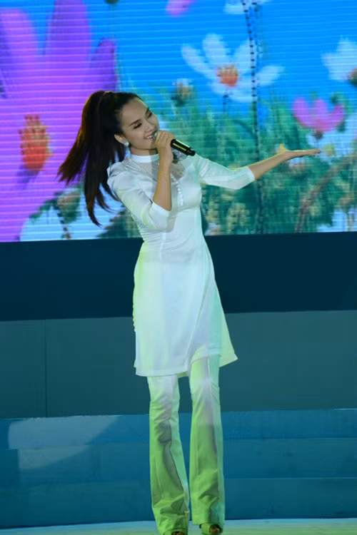 Ca sĩ Ái Phương có một sự kết hợp áo dài rất năng động và trẻ trung Ca sĩ Ái Phương có một sự kết hợp áo dài rất năng động và trẻ trung