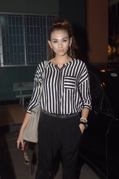 Hoàng Yến thanh lịch trong thiết kế sơ mi pha kẻ dọc - ngang bản nhỏ.
