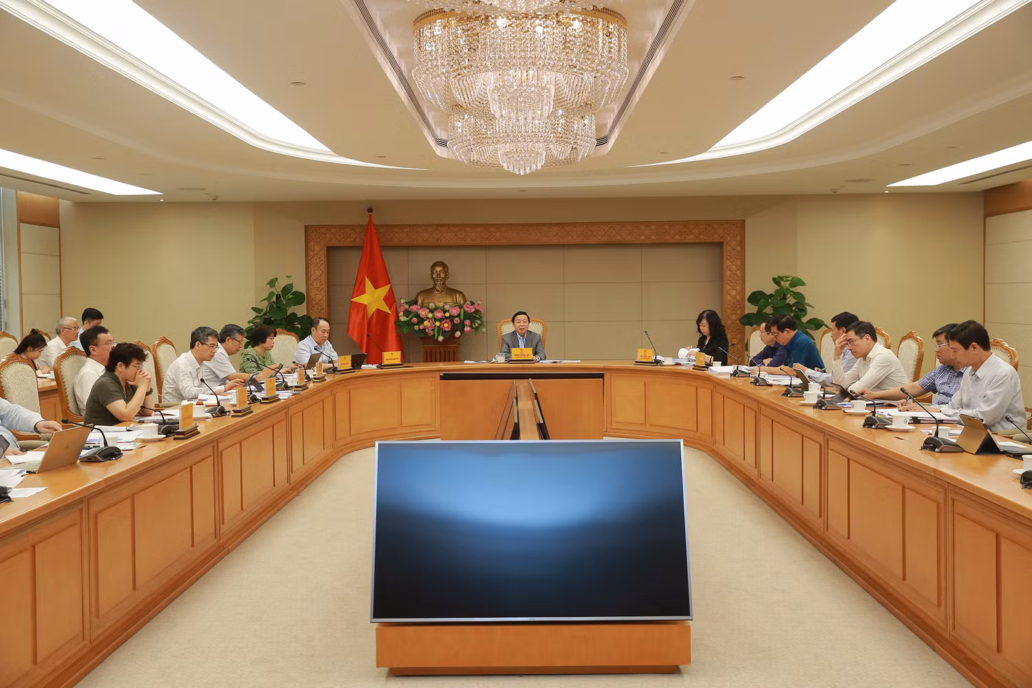 Phó Thủ tướng Trần Hồng Hà nêu rõ văn bản pháp luật đầy đủ thì hoạt động của ngành y tế mới nhịp nhàng, không lúng túng, bị động, thực hiện hiệu quả chính sách y tế - Ảnh; VGP/Minh Khôi Phó Thủ tướng Trần Hồng Hà nêu rõ văn bản pháp luật đầy đủ thì hoạt động của ngành y tế mới nhịp nhàng, không lúng túng, bị động, thực hiện hiệu quả chính sách y tế - Ảnh; VGP/Minh Khôi