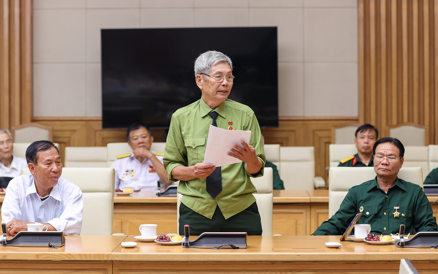 Bác Đặng Xuân Phương, thương binh 4/4 bày tỏ xúc động, vui mừng, phấn khởi trước sự quan tâm, chăm lo và tấm lòng tri ân của Đảng, Nhà nước và cá nhân Thủ tướng Chính phủ đối với những cống hiến, hy sinh của người có công với cách mạng. Ảnh: VGP/Nhật Bắc
