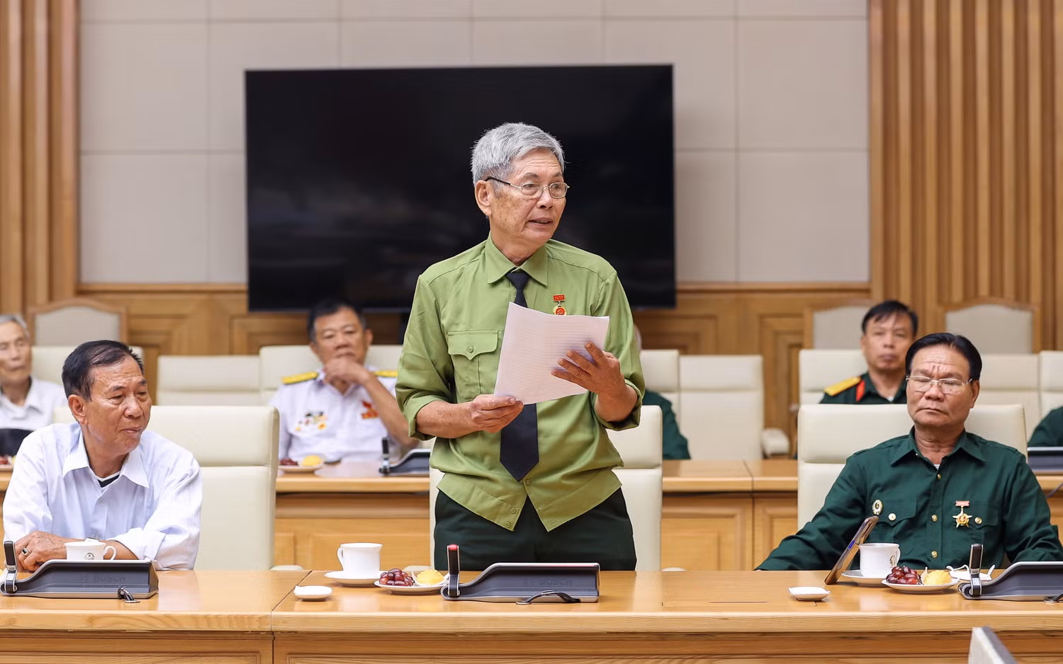 Bác Đặng Xuân Phương, thương binh 4/4 bày tỏ xúc động, vui mừng, phấn khởi trước sự quan tâm, chăm lo và tấm lòng tri ân của Đảng, Nhà nước và cá nhân Thủ tướng Chính phủ đối với những cống hiến, hy sinh của người có công với cách mạng. Ảnh: VGP/Nhật Bắc