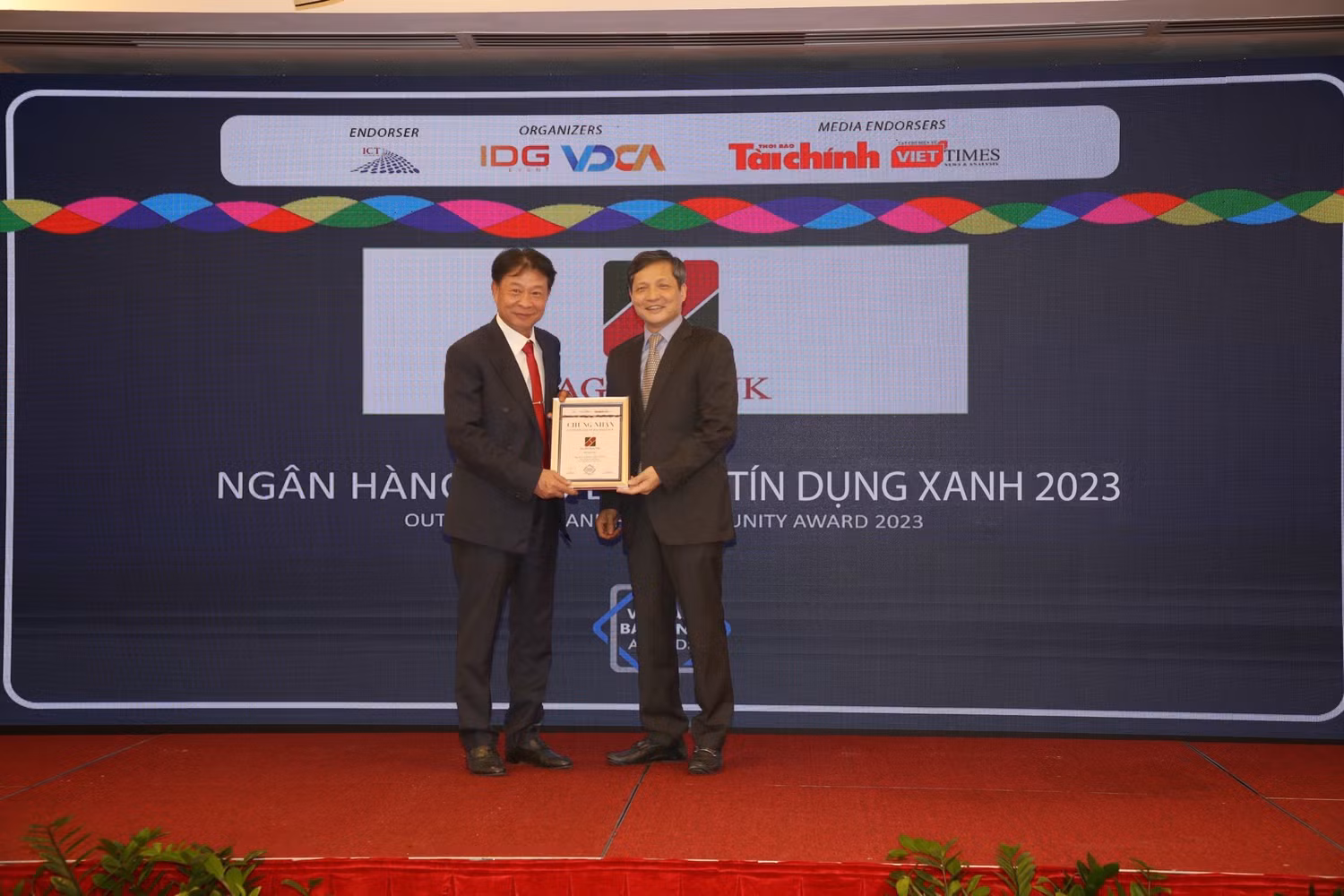 Agribank được vinh danh tại hạng mục “Ngân hàng tiêu biểu về Tín dụng xanh”. Agribank được vinh danh tại hạng mục “Ngân hàng tiêu biểu về Tín dụng xanh”.