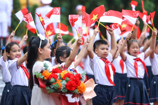 Thiếu nhi Thủ đô vẫy cờ chào đón Thủ tướng Singapore Lý Hiển Long. Ảnh: VGP/Nhật Bắc Thiếu nhi Thủ đô vẫy cờ chào đón Thủ tướng Singapore Lý Hiển Long. Ảnh: VGP/Nhật Bắc