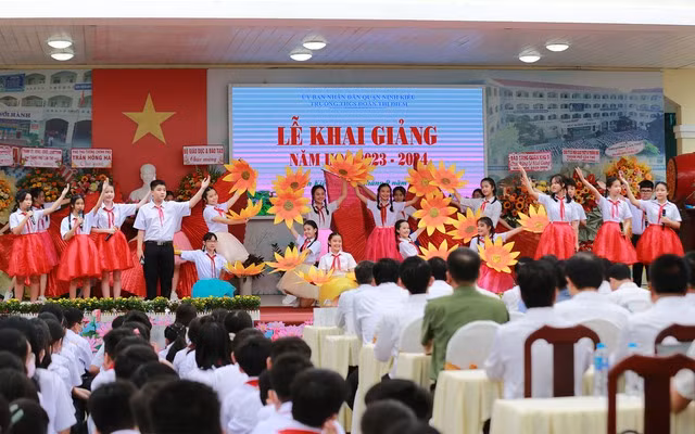 Thầy và trò Trường Trung học cơ sở Đoàn Thị Điểm (Thành phố Cần Thơ) hân hoan đón chào năm học mới 2023-2024. Ảnh: VGP/Minh Khôi