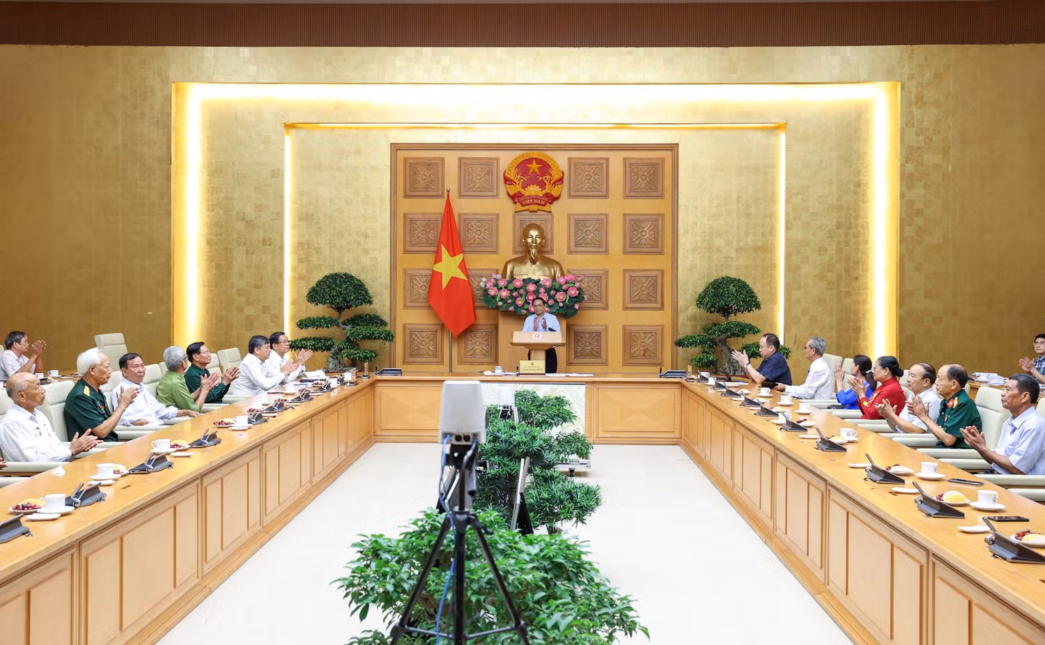 Thủ tướng Phạm Minh Chính gặp mặt Đoàn đại biểu người có công tiêu biểu tỉnh Nam Định. Ảnh: VGP/Nhật Bắc