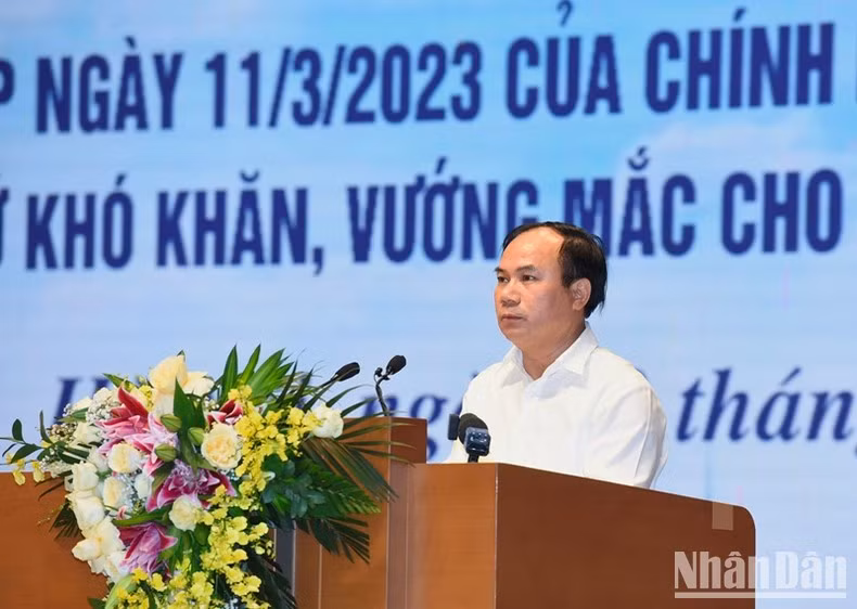 Đại diện lãnh đạo Bộ xây dựng trình bày báo cáo kết quả thực hiện Nghị Quyết số 33/NQ-CP ngày 11/3/2023 của Chính phủ.