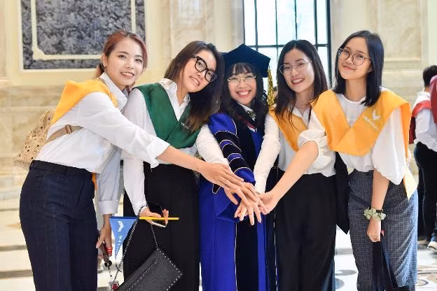 Tiến sĩ Lê Mai Lan (ở giữa) rạng rỡ cùng những sinh viên tài năng của VinUni Tiến sĩ Lê Mai Lan (ở giữa) rạng rỡ cùng những sinh viên tài năng của VinUni