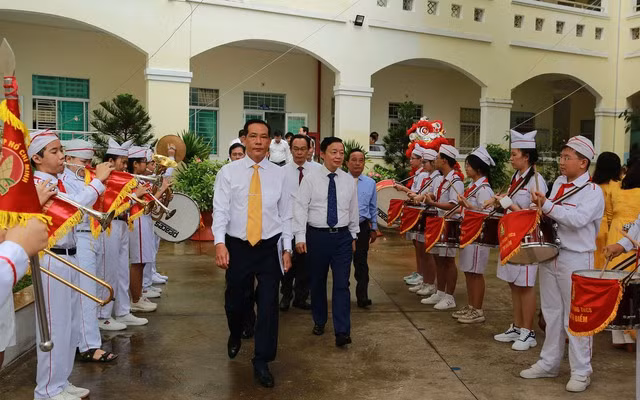 Phó Thủ tướng Trần Hồng Hà rất vui mừng, xúc động khi dự lễ khai giảng năm học mới 2023-3024 tại Trường Trung học cơ sở Đoàn Thị Điểm. Ảnh: VGP/Minh Khôi