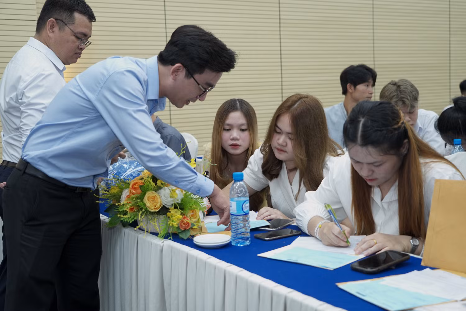 Các tân sinh viên quốc tế được hỗ trợ làm thủ tục nhập học.