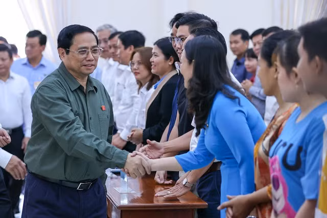 Thủ tướng Phạm Minh Chính và Đoàn đại biểu Quốc hội Thành phố Cần Thơ tiếp xúc cử tri khối doanh nghiệp và lực lượng công nhân lao động trên địa bàn. Ảnh: VGP/Nhật Bắc