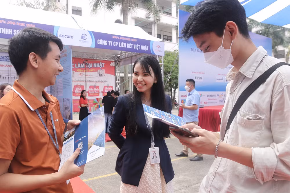 Sinh viên Trường Đại học Điện lực hào hứng khi tìm hiểu về các doanh nghiệp, cơ quan tuyển dụng. Sinh viên Trường Đại học Điện lực hào hứng khi tìm hiểu về các doanh nghiệp, cơ quan tuyển dụng.