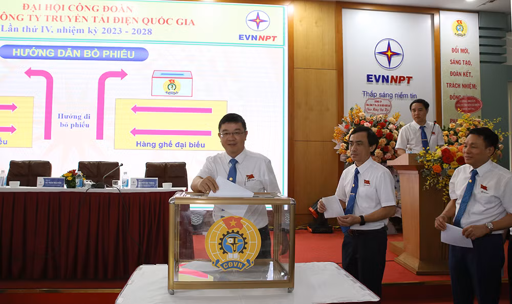 Tổng giám đốc EVNNPT Phạm Lê Phú bỏ phiếu bầu Ban Chấp hành Công đoàn EVNNPT khóa IV