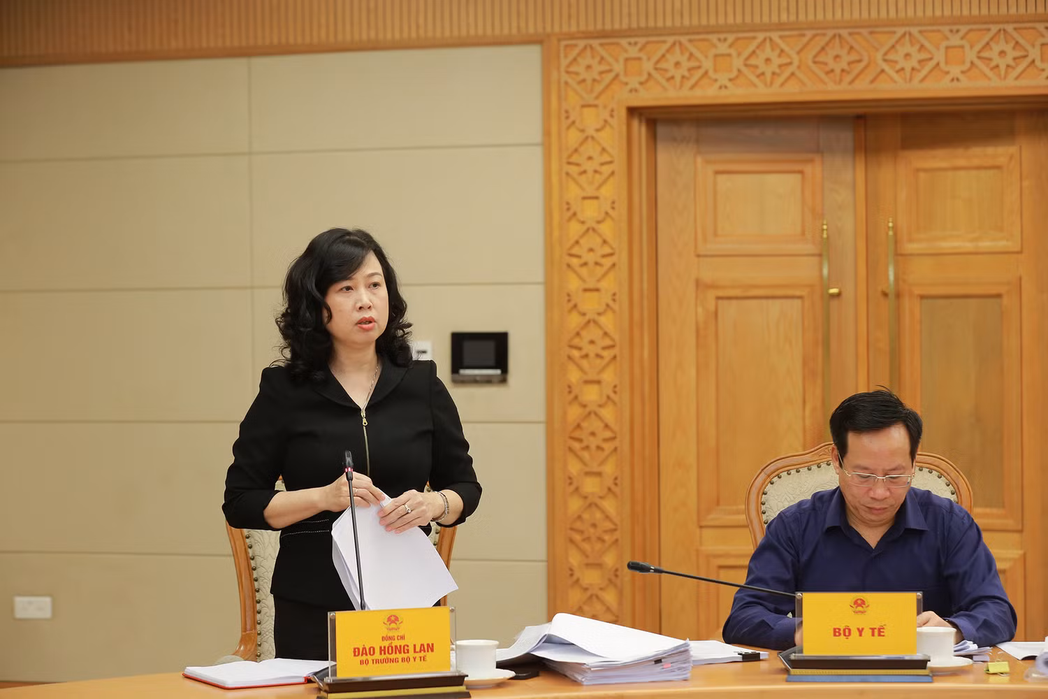 Bộ trưởng Bộ Y tế Đào Hồng Lan báo cáo về tình hình xây dựng các văn bản pháp luật của ngành y tế thời gian qua - Ảnh: VGP/Minh Khôi Bộ trưởng Bộ Y tế Đào Hồng Lan báo cáo về tình hình xây dựng các văn bản pháp luật của ngành y tế thời gian qua - Ảnh: VGP/Minh Khôi