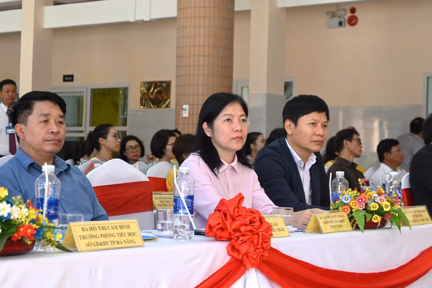 Từ phải sang trái: Ông Nguyễn Thanh Đề - Vụ trưởng Vụ Giáo dục thể chất - Bộ Giáo dục và Đào tạo, Bà Lê Thị Bích Thuận - Giám đốc Sở Giáo dục và Đào tạo Thành phố Đà Nẵng, Ông Lê Văn Tuấn – Chuyên viên chính Vụ Giáo dục thể chất - Bộ Giáo dục và Đào tạo