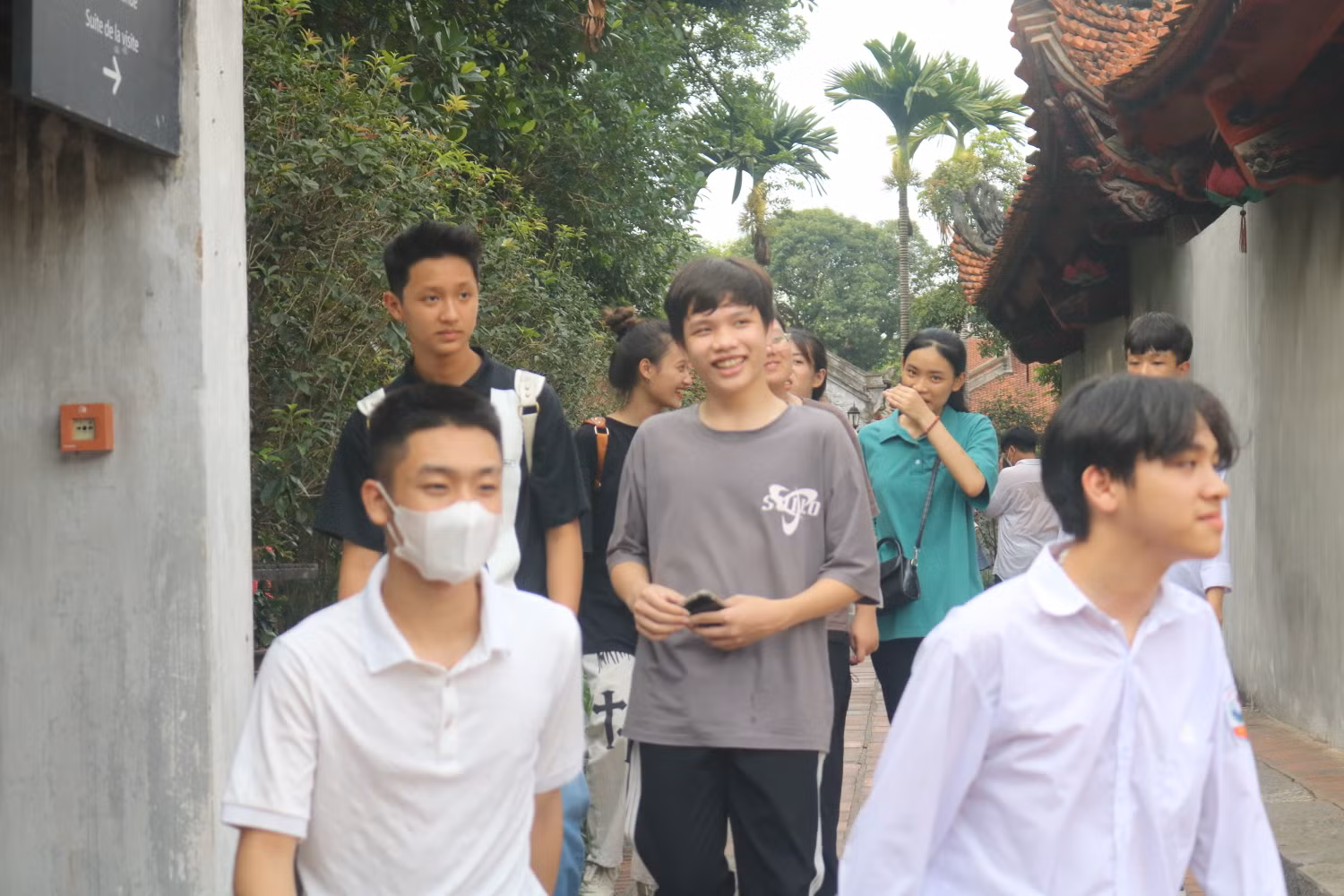 Đông đảo thí sinh trung học cơ sở đến làm lễ cầu may