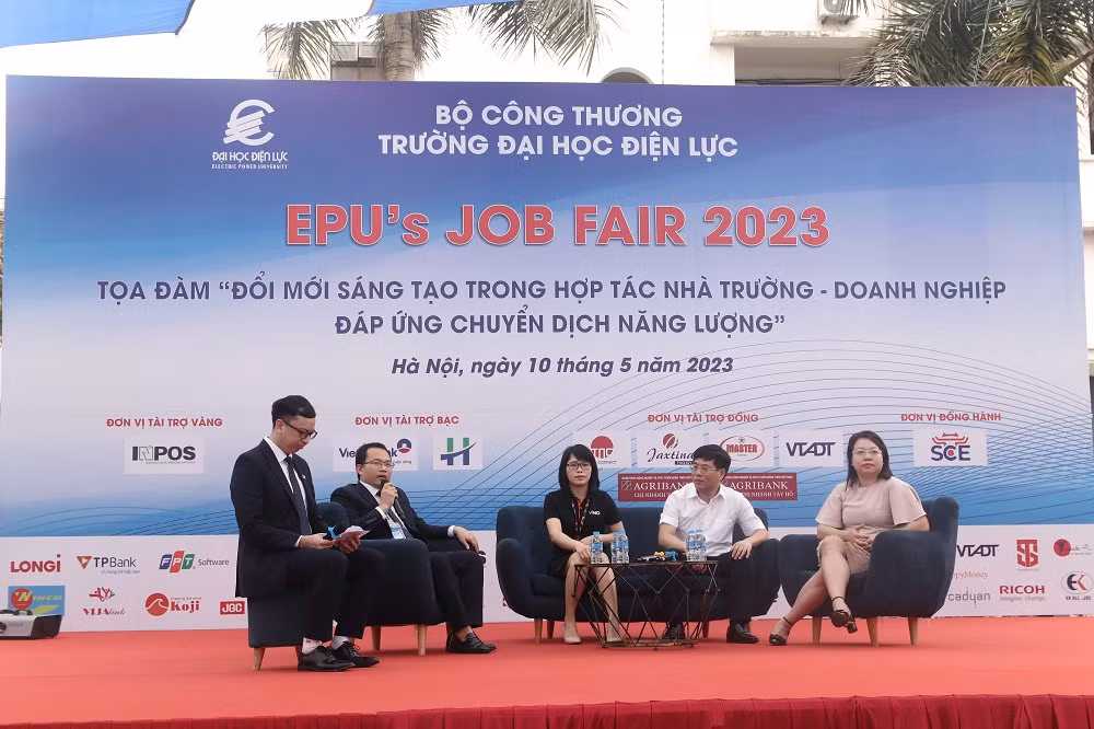 Tọa đàm “Đổi mới sáng tạo trong hợp tác Nhà trường - Doanh nghiệp đáp ứng chuyển dịch năng lượng”. Tọa đàm “Đổi mới sáng tạo trong hợp tác Nhà trường - Doanh nghiệp đáp ứng chuyển dịch năng lượng”.