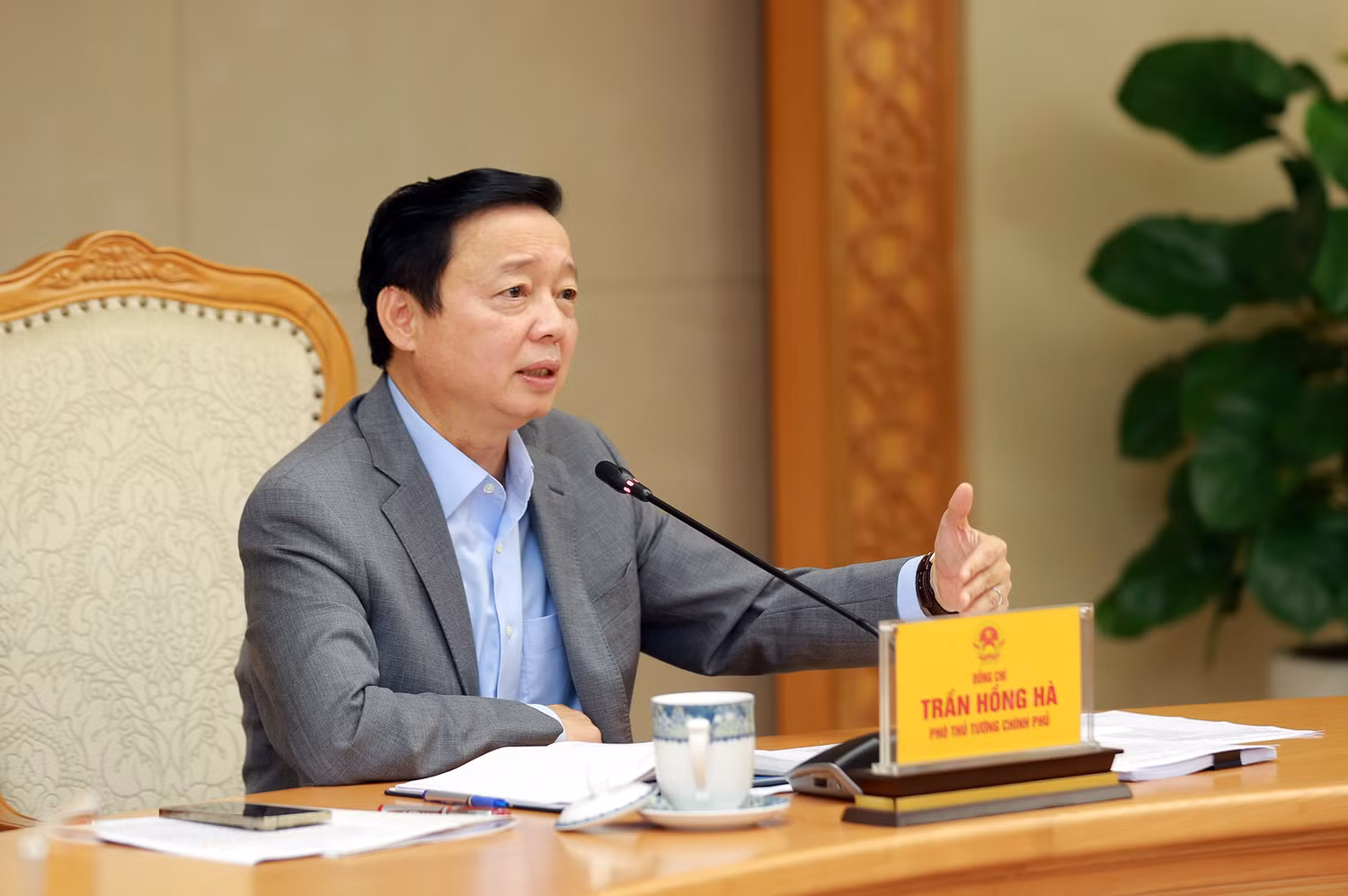 Phó Thủ tướng Trần Hồng Hà yêu cầu Bộ Y tế tiếp tục có phương án thực hiện đặt hàng hoặc đấu thầu tập trung cấp quốc gia, đàm phán giá để các địa phương có căn cứ mua sắm, không để thiếu vaccine cho tiêm chủng mở rộng - Ảnh: VGP/Minh Khôi Phó Thủ tướng Trần Hồng Hà yêu cầu Bộ Y tế tiếp tục có phương án thực hiện đặt hàng hoặc đấu thầu tập trung cấp quốc gia, đàm phán giá để các địa phương có căn cứ mua sắm, không để thiếu vaccine cho tiêm chủng mở rộng - Ảnh: VGP/Minh Khôi