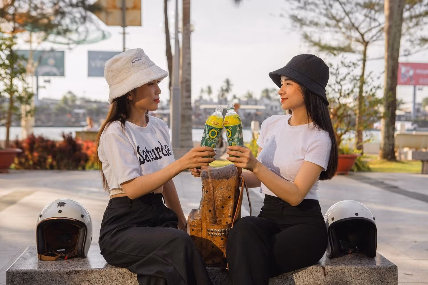 Hòa mình vào thiên nhiên và tận hưởng những chai Trà Xanh Không Độ mát lành là cách nhiều sĩ tử chọn để giải tỏa căng thẳng, mệt mỏi trước kỳ thi quan trọng sắp tới. Hòa mình vào thiên nhiên và tận hưởng những chai Trà Xanh Không Độ mát lành là cách nhiều sĩ tử chọn để giải tỏa căng thẳng, mệt mỏi trước kỳ thi quan trọng sắp tới.